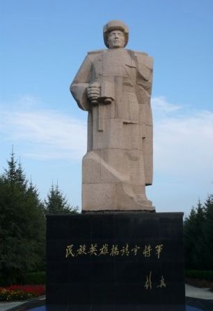 杨靖宇将军雕像