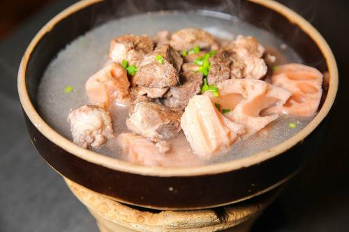 武汉特色美食武汉排骨藕汤